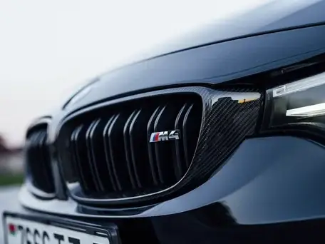 Шильдик логотип BMW M performance «M4»: Хромований, Емблема на решітку радіатора БМВ.