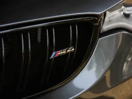 Шильдик логотип BMW M performance «M4»: Хромований, Емблема на решітку радіатора БМВ.