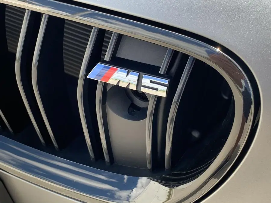Шильдик логотип BMW M performance «M5»: Хромований, Емблема на решітку радіатора БМВ.