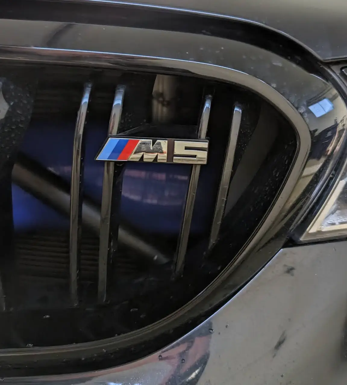 Шильдик логотип BMW M performance «M5»: Хромований, Емблема на решітку радіатора БМВ.