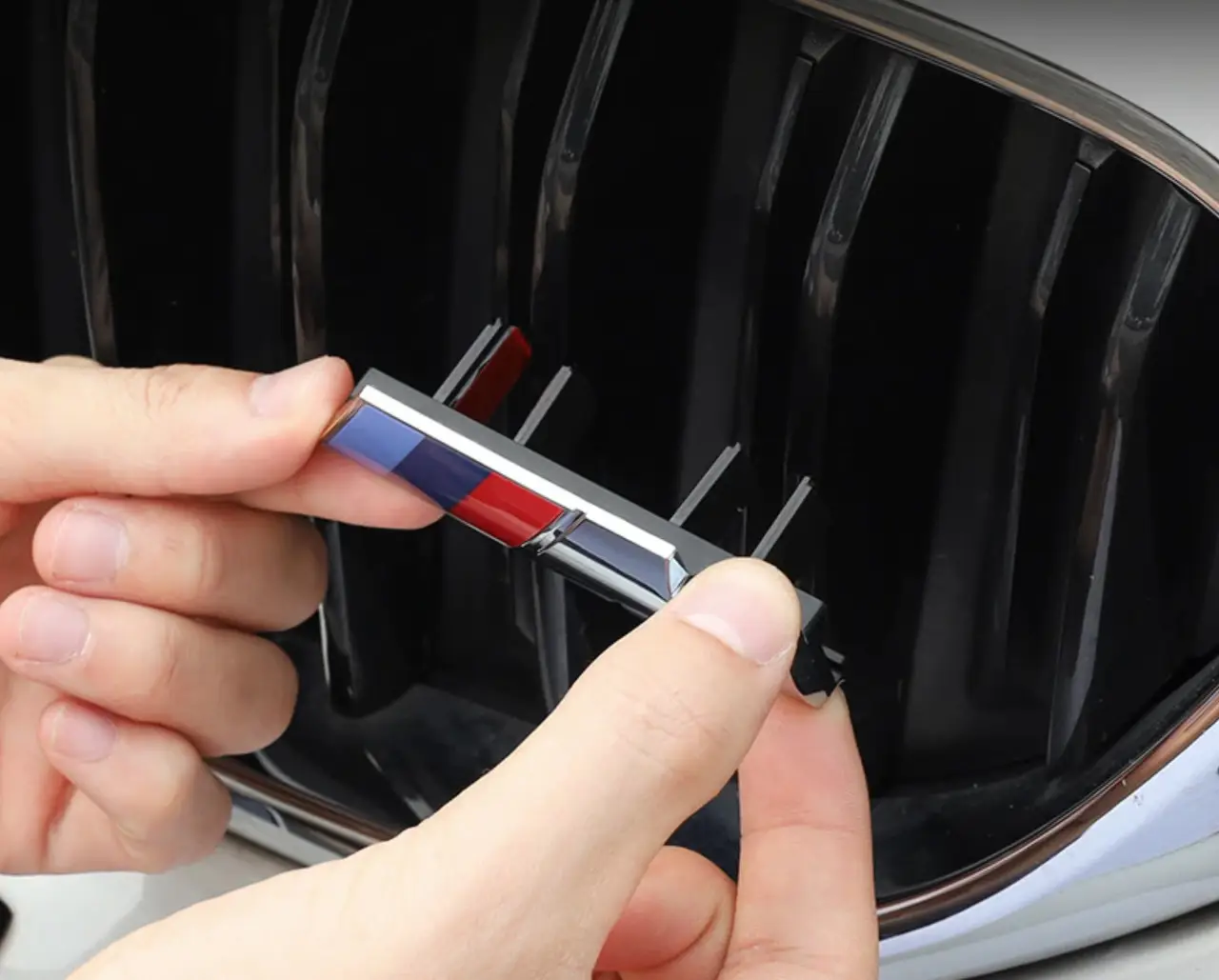 Шильдик логотип BMW «X5 M» Performance: Хромований, емблема на решітку радіатора