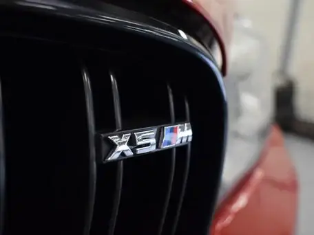 Шильдик логотип BMW «X5 M» Performance: Хромований, емблема на решітку радіатора