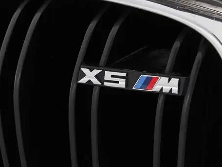 Шильдик логотип BMW «X5 M» Performance: Хромований, емблема на решітку радіатора