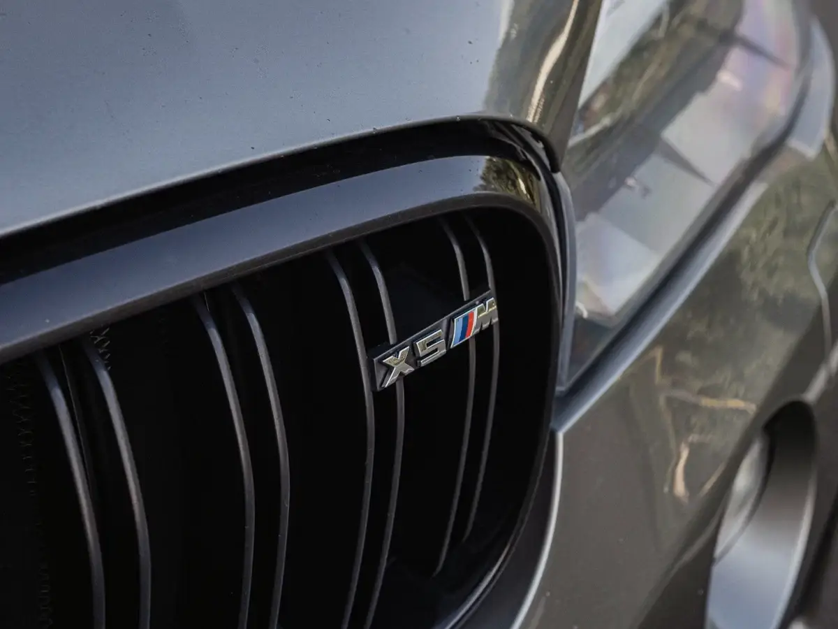 Шильдик логотип BMW «X5 M» Performance: Хромований, емблема на решітку радіатора