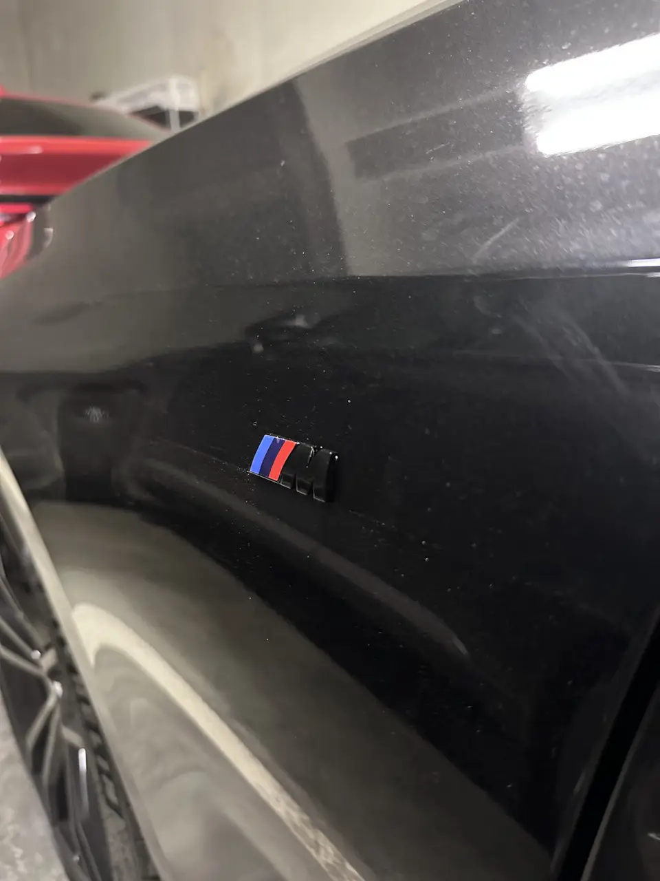 Шильдик логотип BMW "M" Performance 45 мм, для бокового крыла авто : Чёрный с триколором БМВ "M"