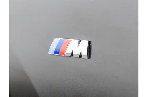 Шильдик логотип BMW "M" Performance 45 мм, для бокового крыла авто : Silver с триколором БМВ "M"