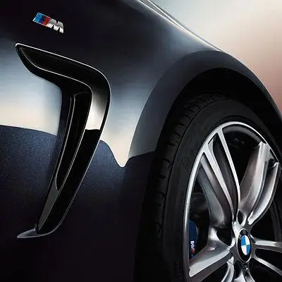 Шильдик логотип BMW "M" Performance 45 мм, для бокового крыла авто : Silver с триколором БМВ "M"