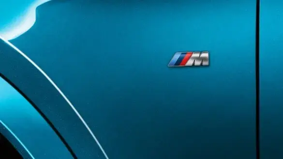 Шильдик логотип BMW "M" Performance 45 мм, для бокового крыла авто : Silver с триколором БМВ "M"