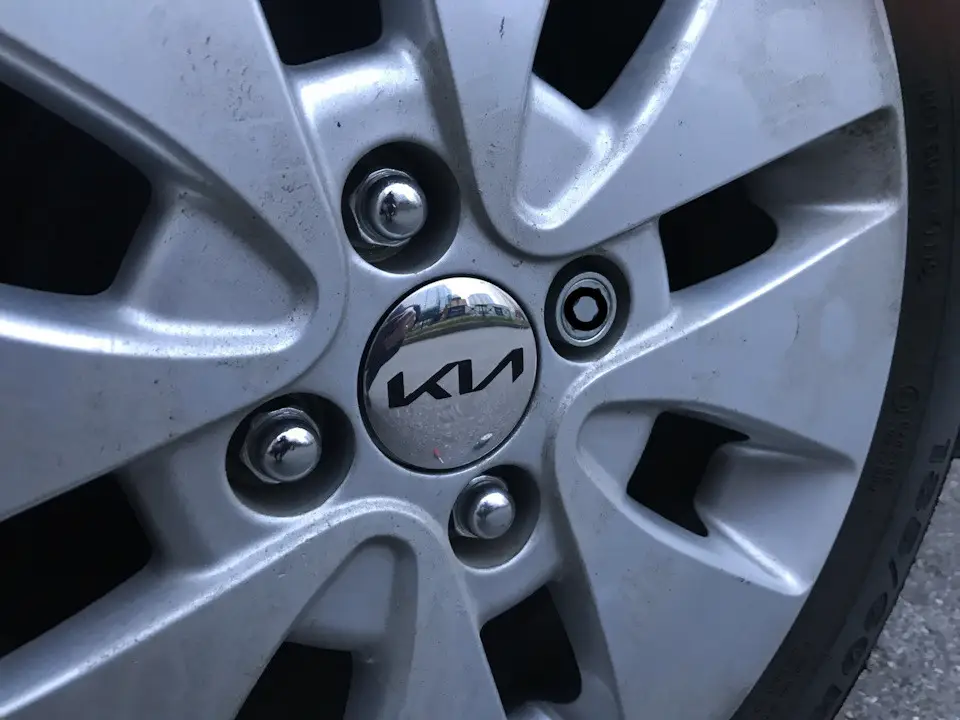 Ковпачок в диск KIA, емблема в колеса 58 мм (1 шт.) Silver