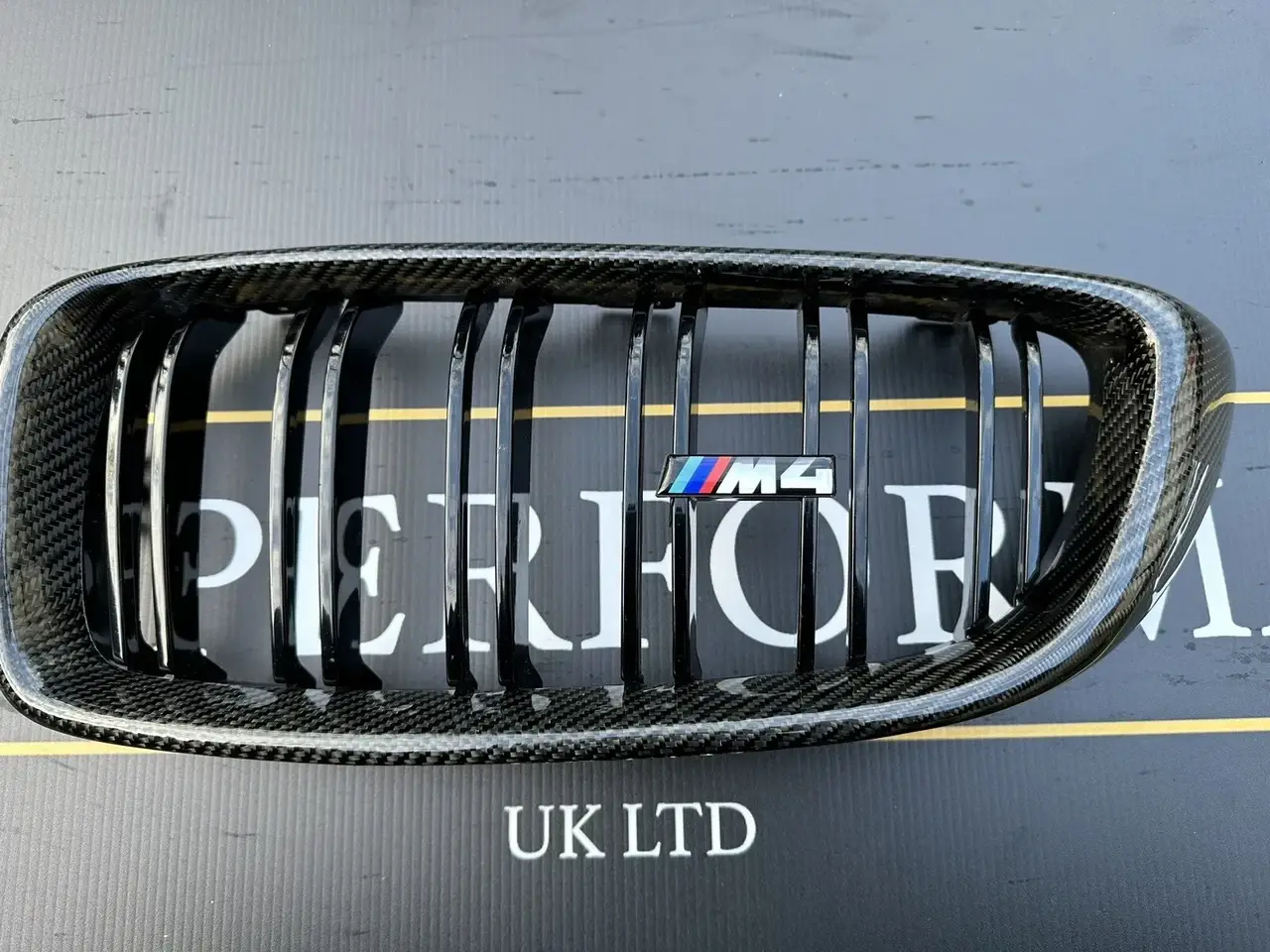 Шильдик на решітку радіатора BMW М4 F32 F33 F34 F36