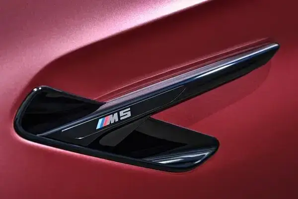 Комплект бокових накладок на крила з емблемою «M5» для моделей BMW 5 Series F10 / F90 (Чорний глянець)