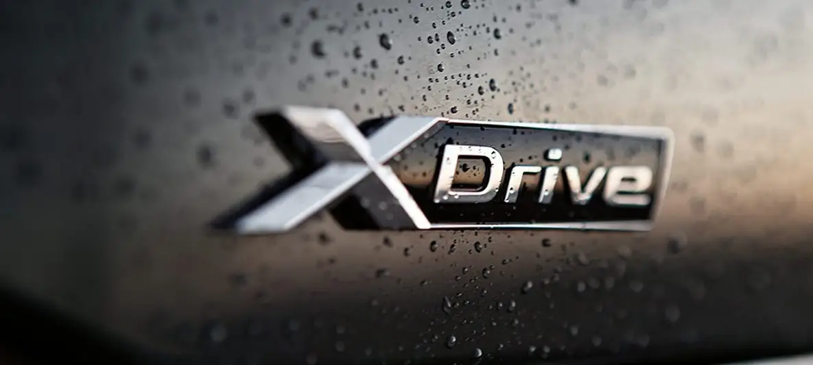 Шильдик логотип BMW "X Drive" для бокового крыла авто: Silver (9,5 x 1,5 cм)