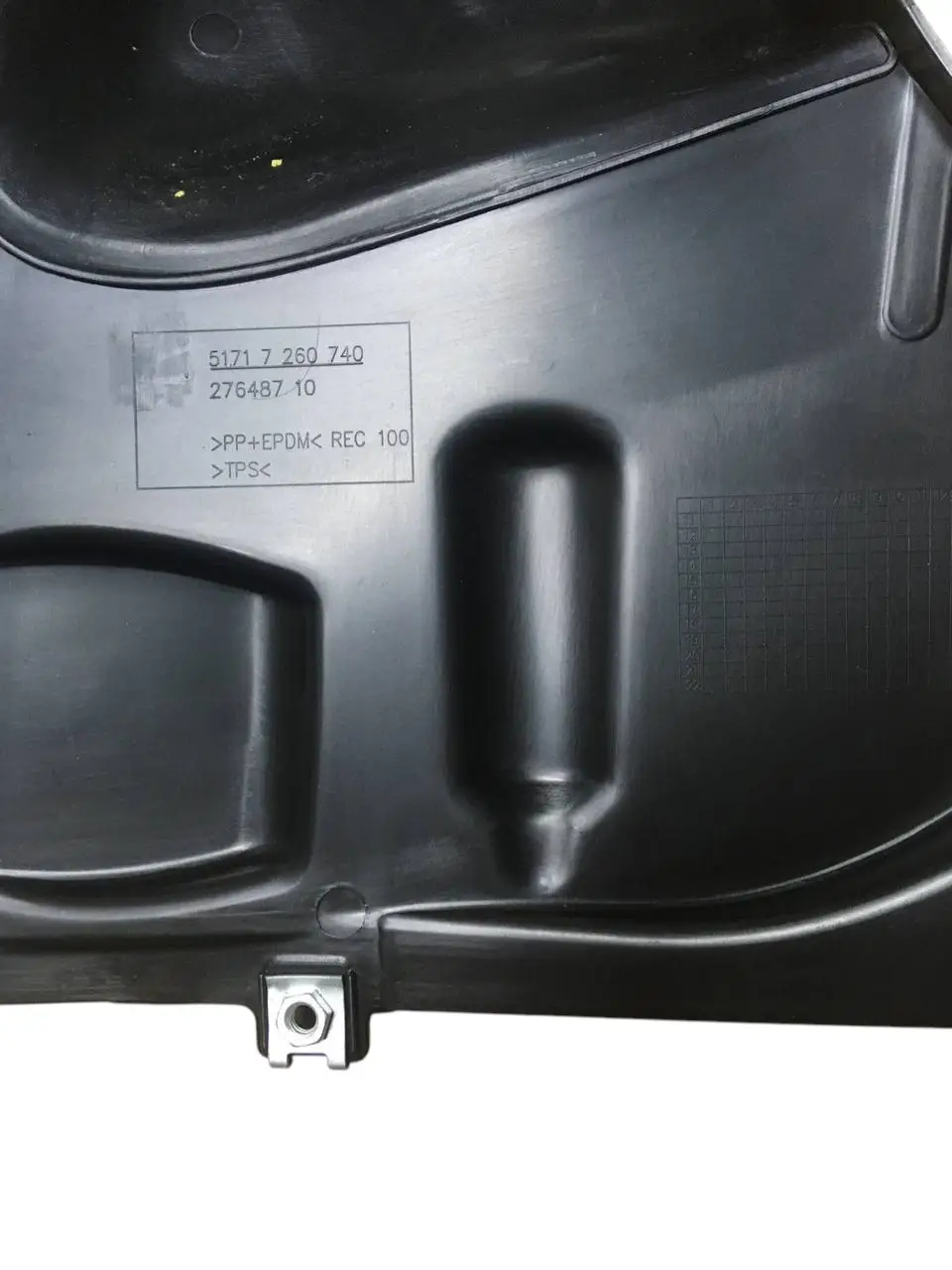 Подкрылок бампера правый бмв Ф30 Ф31 bmw F30 F31 колесная ниша треугольник 51717260740 