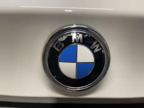 Емблема для багажника BMW E70, E71, (82 мм) оригінальний стиль лого, сіро-блакитна