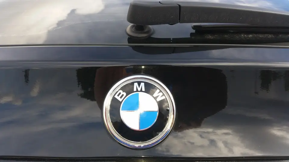 Емблема для багажника BMW E70, E71, (82 мм) оригінальний стиль лого, сіро-блакитна