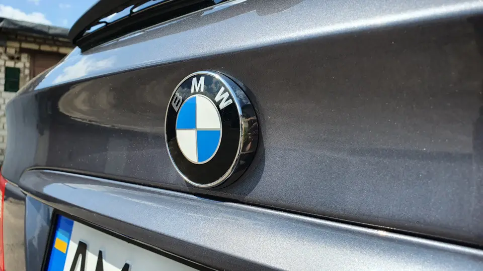 Емблема для багажника BMW E70, E71, (82 мм) оригінальний стиль лого, сіро-блакитна