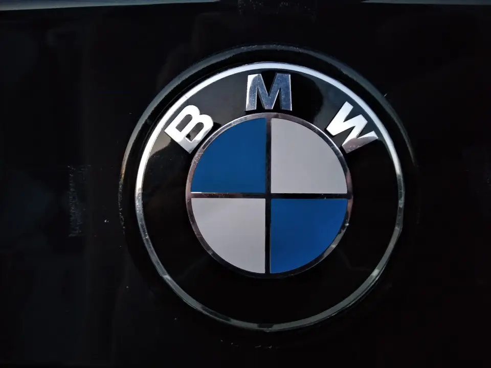 Эмблема для багажника BMW E70, E71, (82 мм) оригинальный стиль лого, чёрно-голубая