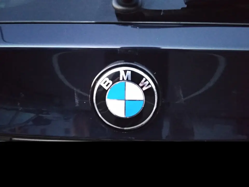 Эмблема для багажника BMW E70, E71, (82 мм) оригинальный стиль лого, чёрно-голубая