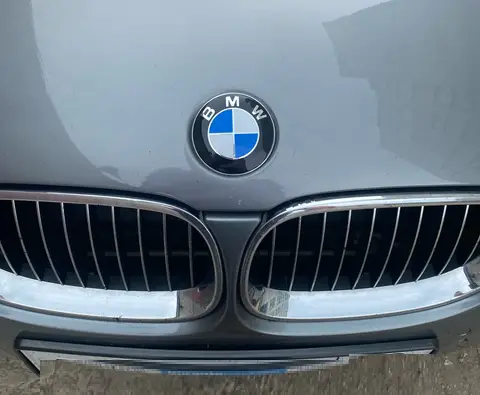 Емблема для багажника BMW F15, F16, (82 мм) оригінальний стиль лого, чорно-блакитна