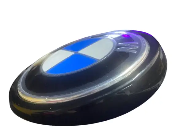 Емблема для багажника BMW F15, F16, (82 мм) оригінальний стиль лого, чорно-блакитна