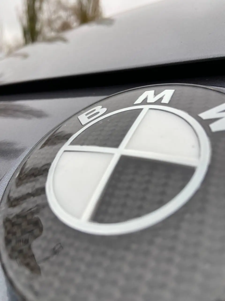 Комплект премиальных эмблем BMW 82-74 мм с ультрасовременным дизайном из углеродного волокна, карбон