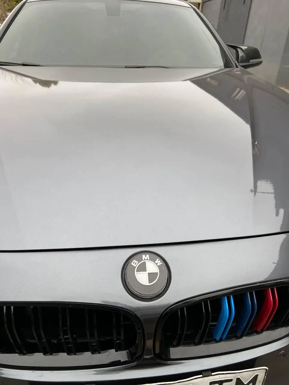 Комплект премиальных эмблем BMW 82-74 мм с ультрасовременным дизайном из углеродного волокна, карбон