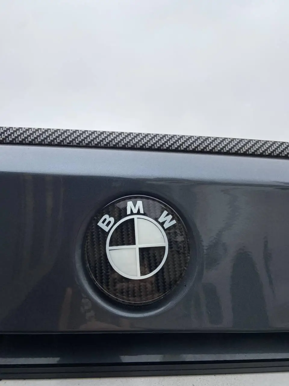 Премиальная эмблема на багажник BMW 74 мм с ультрасовременным дизайном из углеродного волокна, карбон