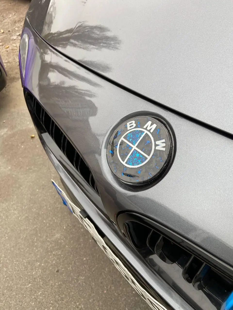 Комплект эмблем BMW 82-74 мм с эффектом глубокой синевы и карбоновой текстурой в стиле космического камня