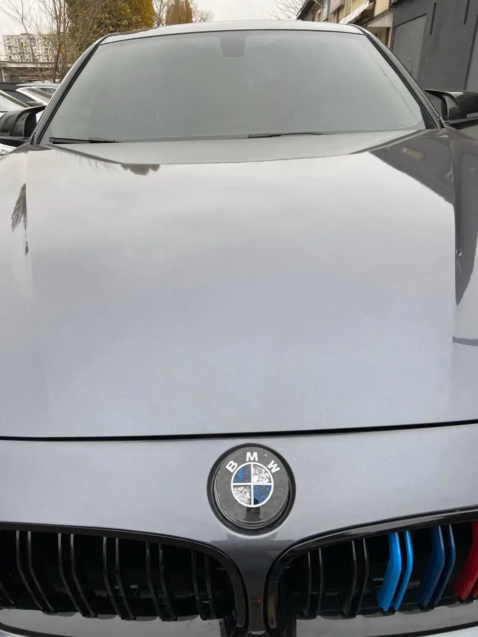 Комплект эмблем BMW 82-74 мм с эффектом глянцевого углеродного волокна и кристаллическими вставками сине-серые