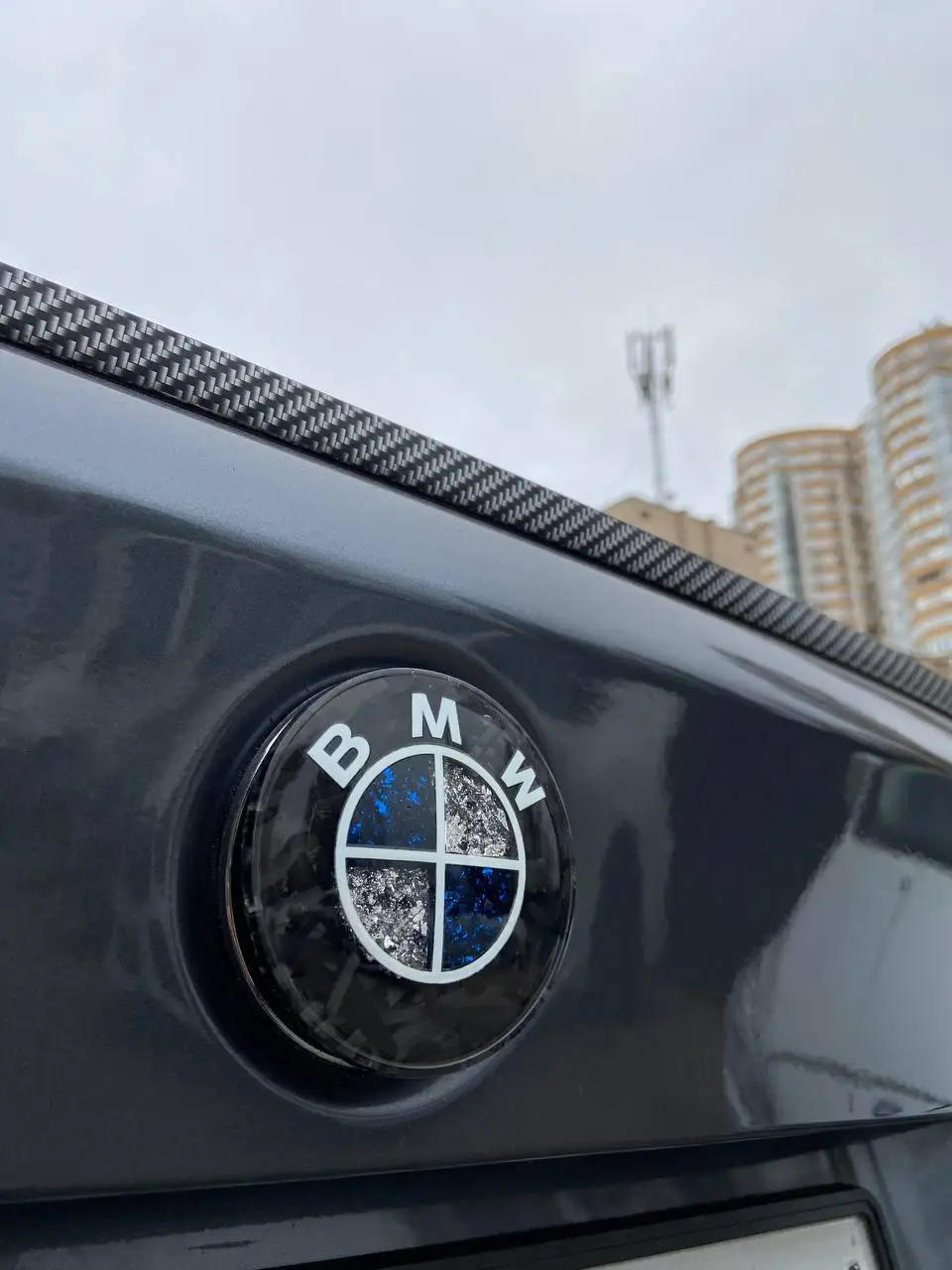Комплект эмблем BMW 82-74 мм с эффектом глянцевого углеродного волокна и кристаллическими вставками сине-серые