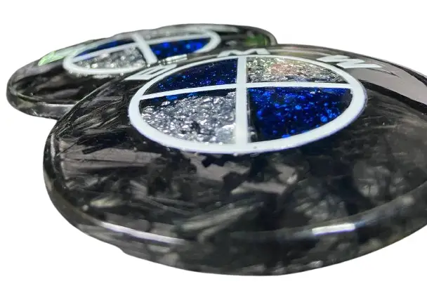 Комплект эмблем BMW 82-74 мм с эффектом глянцевого углеродного волокна и кристаллическими вставками сине-серые